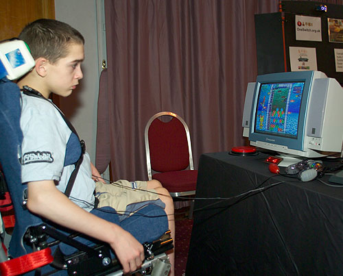 Chris playing Uo Poko with a single head switch.